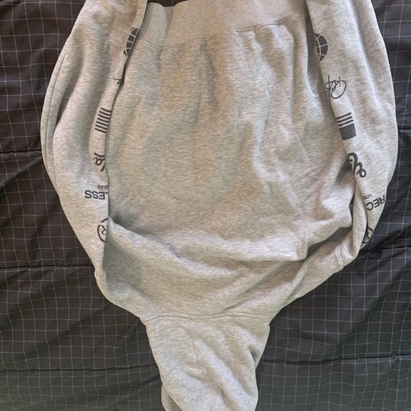 Young and reckless Hoodie - Picture 4 of 4